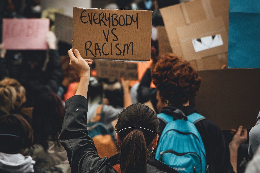 Des manifestants participent à une manifestation de Black Lives Matter au Royaume-Uni.